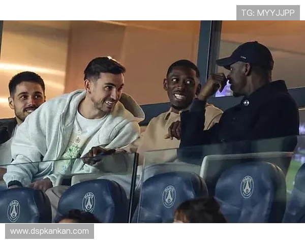 大巴黎主场展示丑萌TIFO庆祝登贝莱荣获金球奖